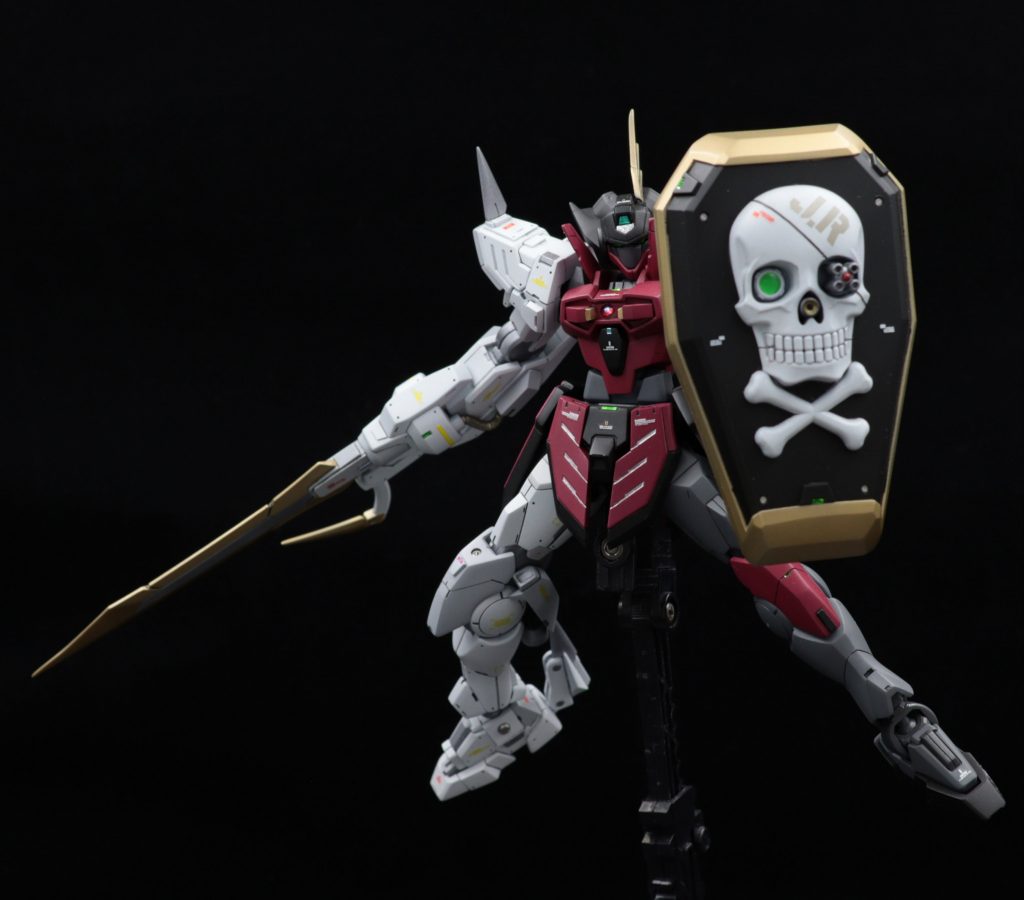 ・大型シールド「マシンキャノン、ノーズドッズキャノン、防御フィールド発生装置」を備える攻盾兵装。グリップは銃の様に保持し、柄の部分を左腕と接続し固定する。