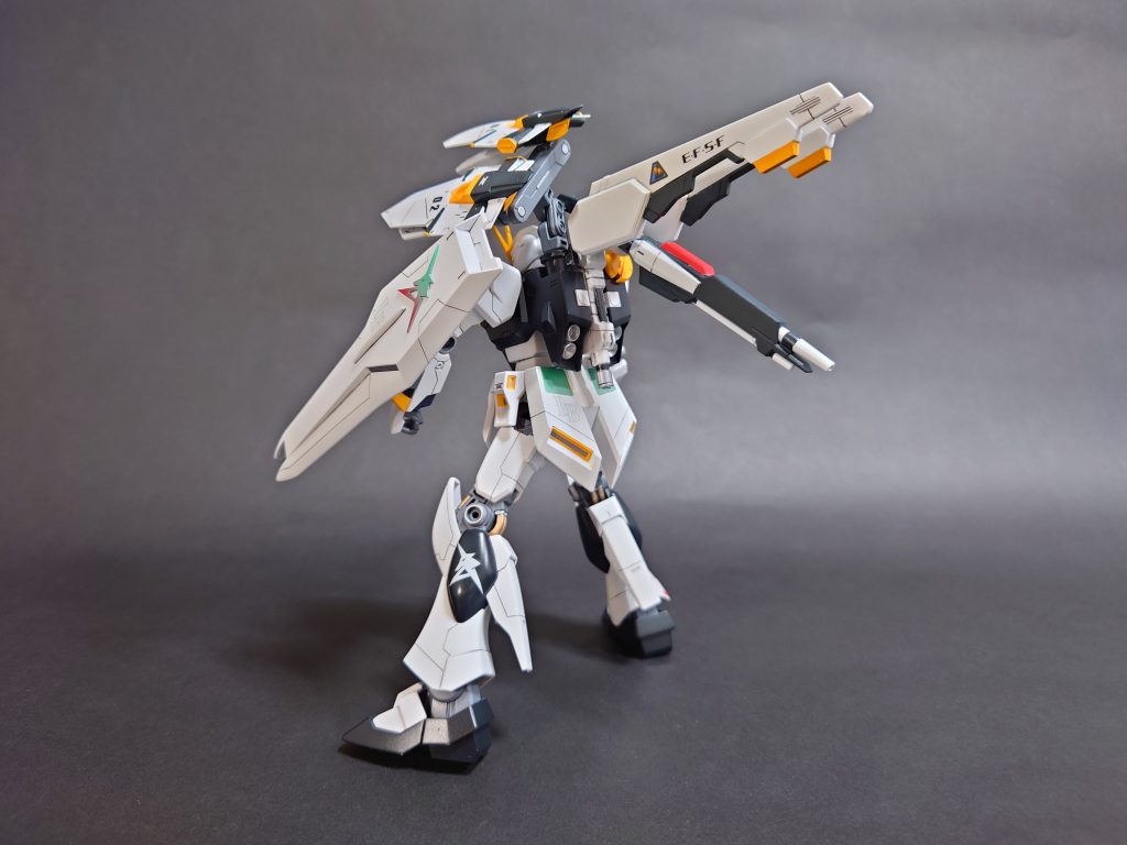テールスタビライザーは、実はビームライフル。福岡νガンダムをリスペクトして足にユニコーンエンブレム。