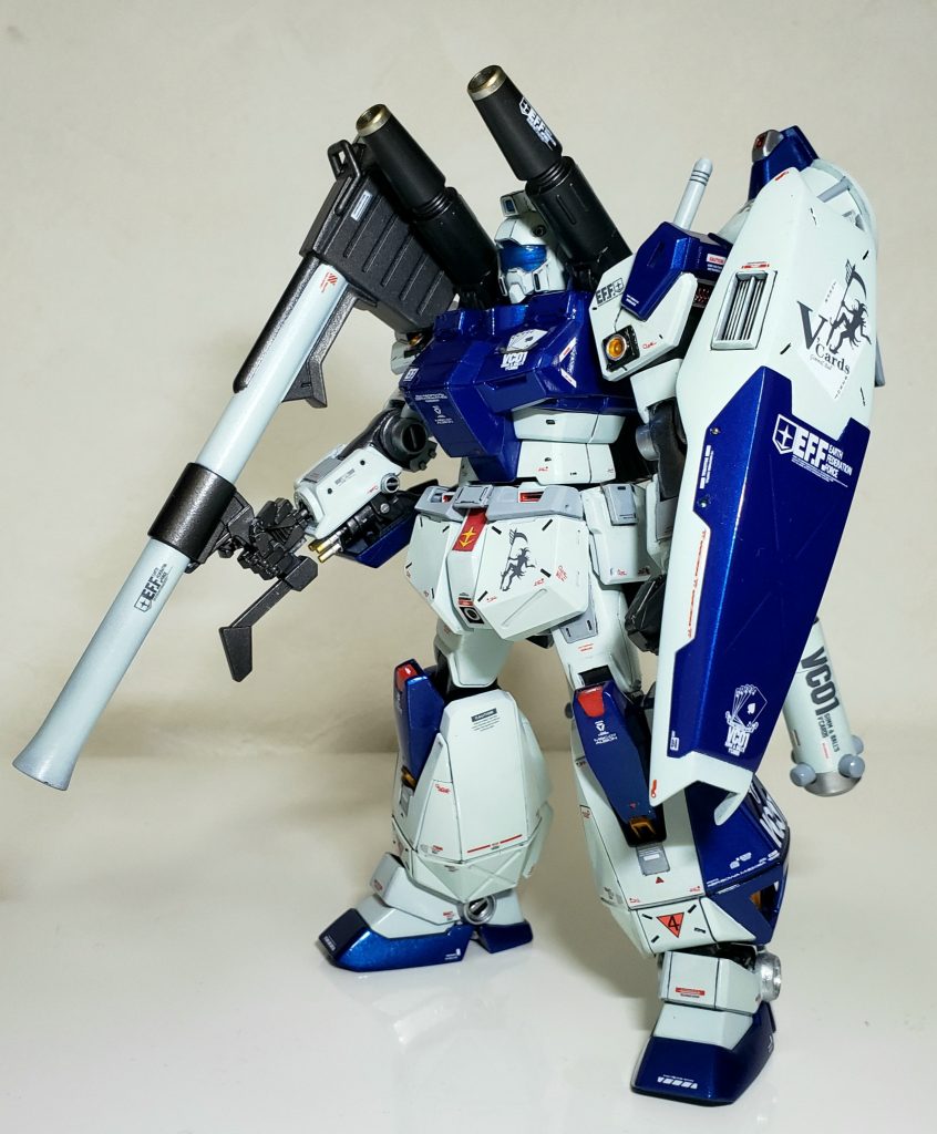 メインで使用した塗料が半光沢なのでデカールのシルバリング対策で一旦光沢クリアーを吹いたんですが、なんかこのまま光沢でも良くねと光沢仕上げになりましたwwデカールはMGストームブリンガー用を使用。ビルダーズシリーズはよくわからないけど、なんかカッコ良いなと思ったので使ってみました。