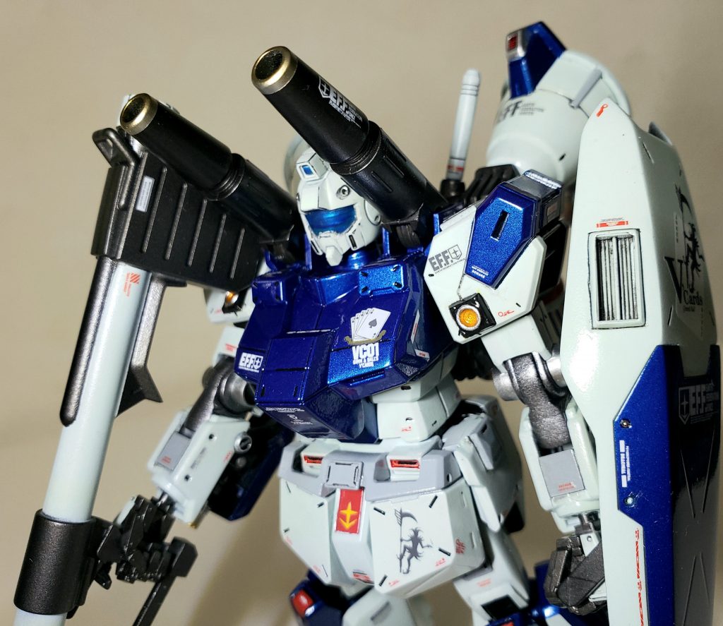 ジム頭は地上戦セットの付属品。腰周りはHGアレックス、胴体はHGガンキャノン(リバイブ)です。ガンキャノンの胸部にチョバムアーマーを取り付けるために削ったり隙間をプラ板で埋めたりと多少の工作は必要でしたね^^;