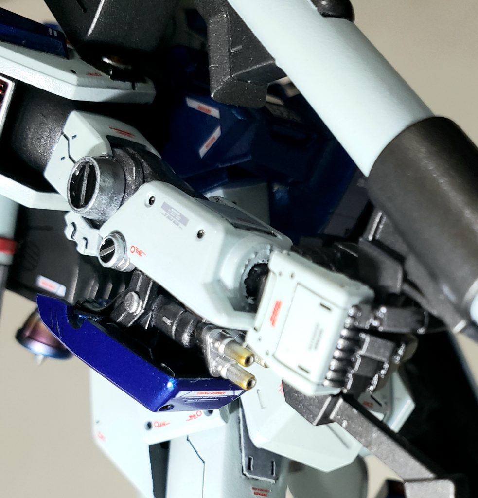 肩～二の腕はHGフルアーマーガンダム、上腕部はガトリング砲を付けたかったのでHGアレックスです。ハンドパーツはビルダーズパーツMSハンドに交換してます。