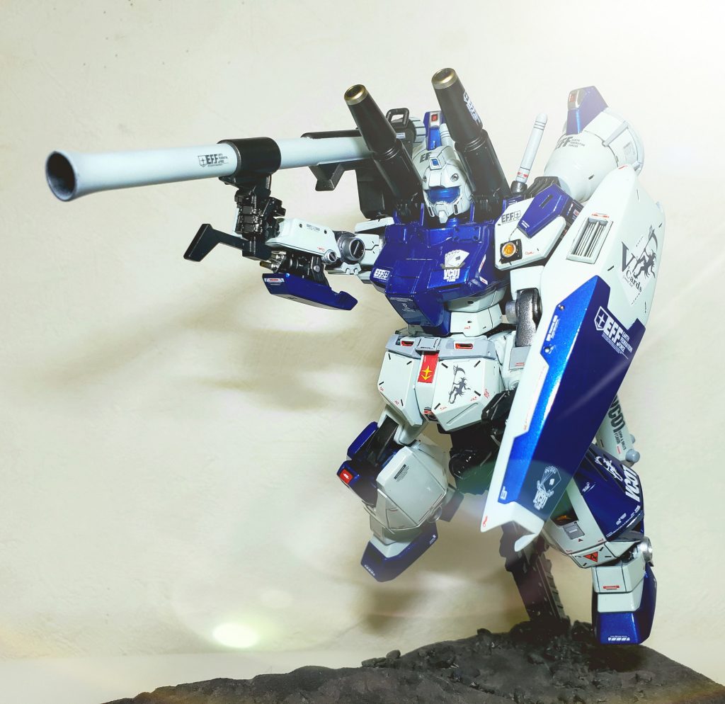 もし自分がMSに乗って戦場に出るならって設定で作成しました。まずはいきなり死にたくないので防御力はほしいなと思うのでチョバムアーマーを標準装備。武装としてショルダーキャノンもほしいですね。装備重量が増えた分機動力が落ちるので追加ブースターもほしいです。そしたら推進剤も足らなくなるのでプロペラントタンクも必要ですね。と理想のMSを設計していったらこうなりました。ジム要素が頭だけですがwww