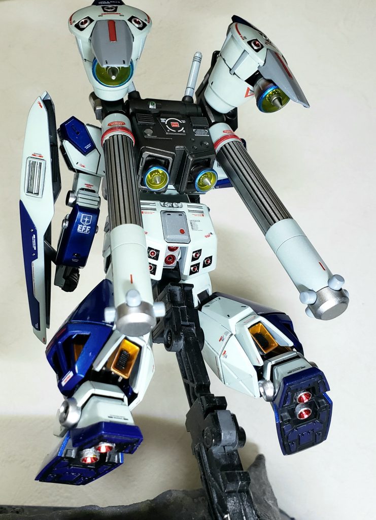 浮かした方がカッコイイですね^^脚部スラスターのメタリックオレンジが良いアクセントになってるかなと。バーニアの焼け塗装も2層にしてみました。足裏も塗り分けしてます。