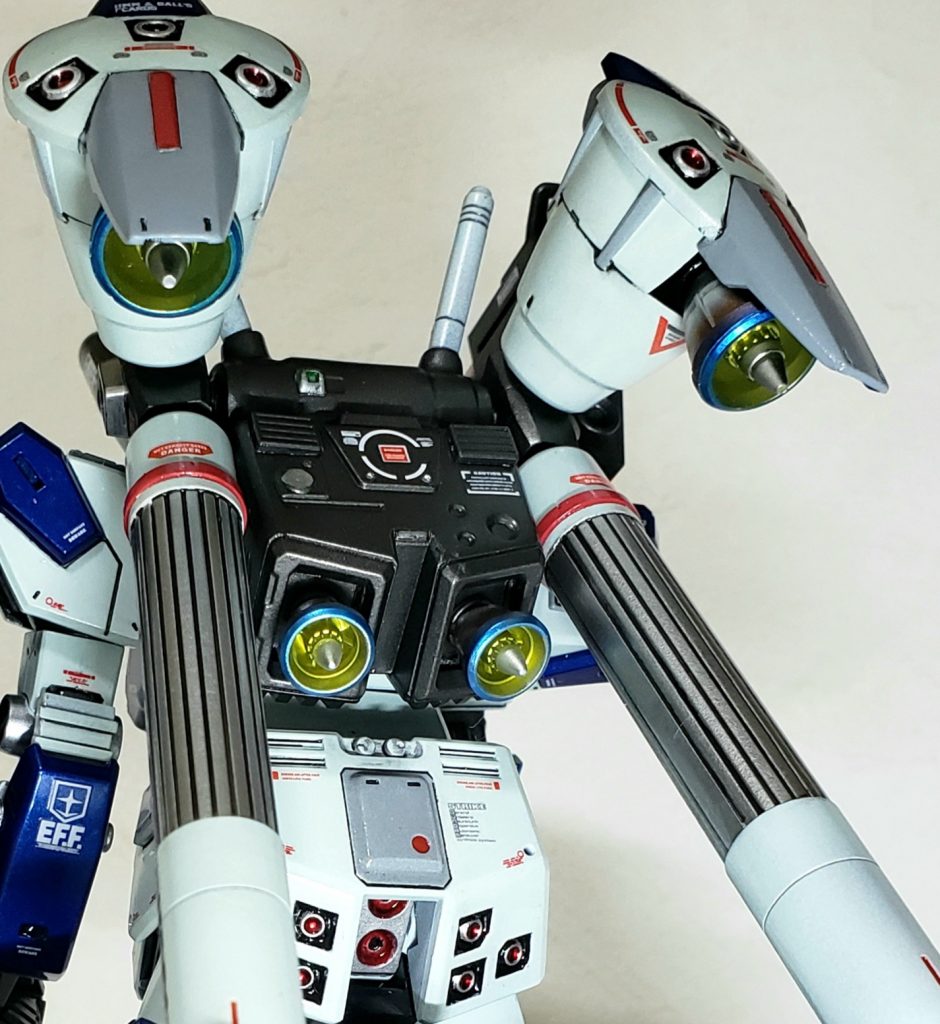 バーニアもビルダーズパーツに交換。フルバーニアンのバックパックにチョバムアーマーを被せたらバーニアが奥まってしまったので基部を自作して位置調整。フレキシブルブースターポッドとプロペラントタンクの接続部作成がそこそこ苦労しました^^;