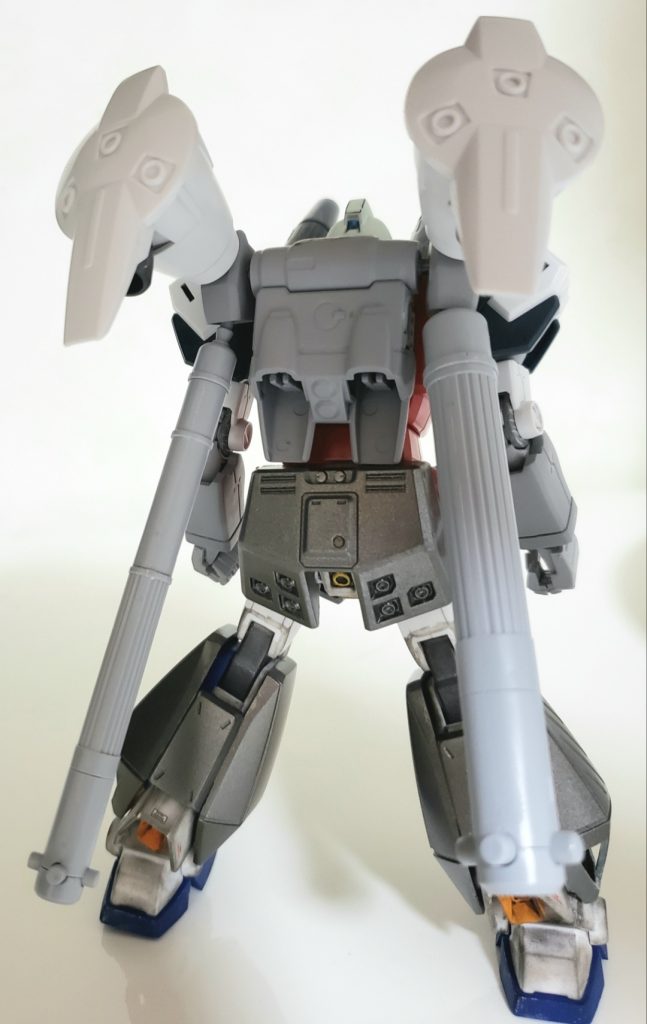 プロペラントタンク、細い方はバランス悪いなと。太い方は長すぎなのでどうしようかと思案したが、太い方を長さ調節することにしました。バックパックはフルバーニアンのままよりチョバムアーマーを被せて正解だったと思います。