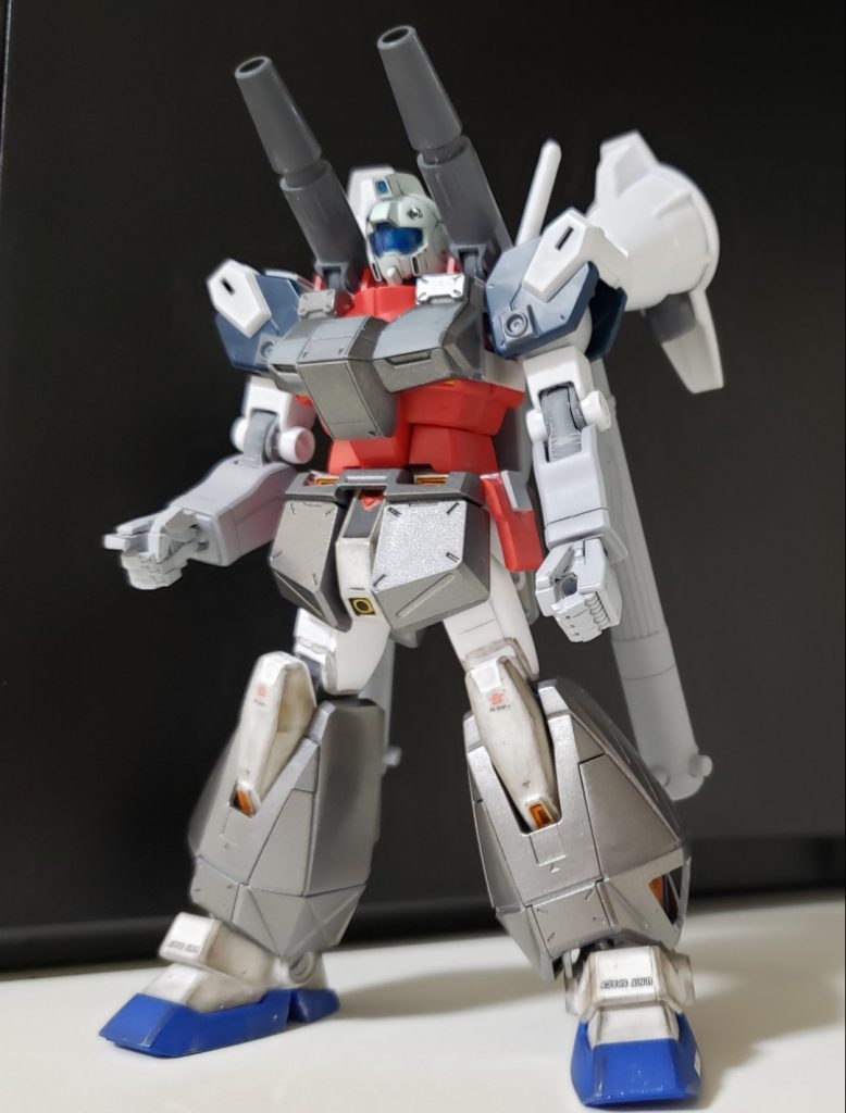 さらにキャノンもほしいなと、胴体をHGガンキャノンに交換。ここでジム・コマンドはお役御免隣りましたww腕の取り付けがボールジョイントになってアレックスの腕が取り付けられなくなったのでフルアーマーガンダムの腕に交換。肩の形状もチョバムアーマーよりもバランス取れてるかなと。武装もこのまま使いたかったが、フルアーマーガンダムの方が寂しくなっちゃうので却下。その後ガトリング砲を残したいので上腕部だけアレックスに交換してます。