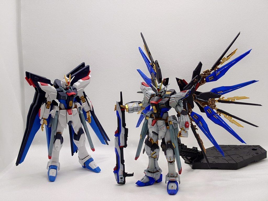 同じストライクフリーダムを比較。HGCEとRGですが個人的に次、塗装するならHGCEでしょうか…RGは塗装するにはパーツが細かすぎて大変でした…しかしその分、達成感は最高です。バンダイさんの技術は本当に凄い!!MGEX、いつか手に入りますように…