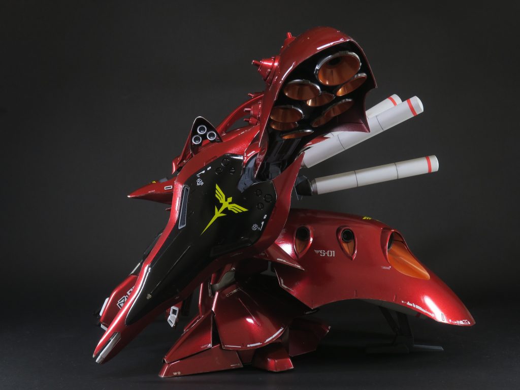 キャンディ塗装のあとは、エッジにチタンシルバーで軽めのドライブラシを。キャンディ塗装にウェザリングは邪道かもしれませんが、どうしてもちょっとは戦いの跡が欲しいのです。プロペラントタンクなどの白いパーツには、ウェザリングマスターのグレーとススで汚しを入れてます。あと、バーニア周辺も。