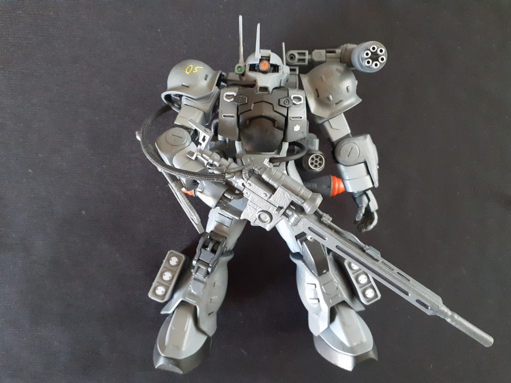 雑にジャンクパーツを張り付けただけだった頭部、胸部、脚部をポリパテで改修。全体的にプラ板とスジボリで若干のディテールアップを施しました。