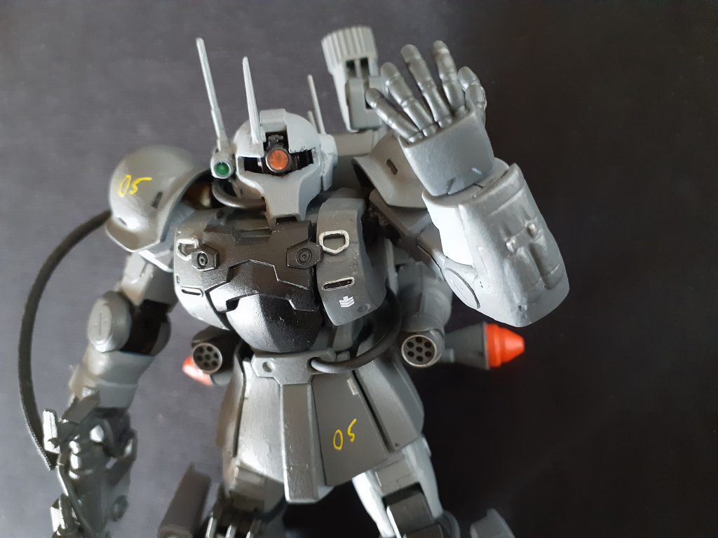 頭部はアンテナとカメラ増設、パイプでバックパックのFCSと直結してる設定。胸部はボリュームアッブし、貧相に見えないように。