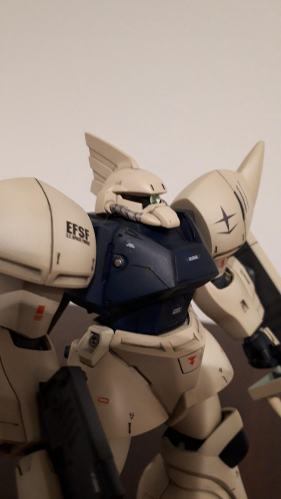 これと言って改造はしていませんが、モノアイだけ100均のクリアグリーンのストーンに変えています。