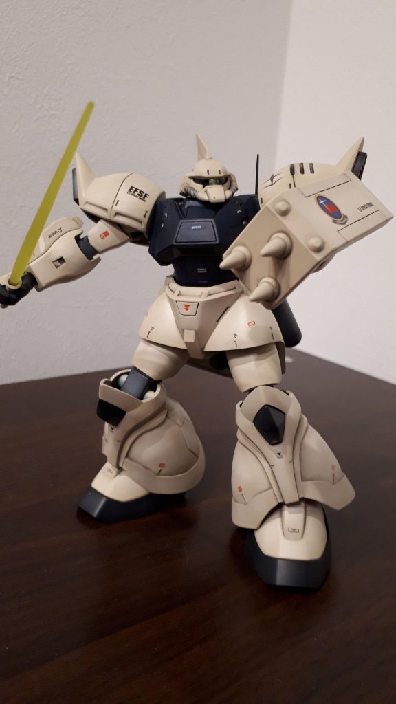 ビームサーベルは黄色い単色だっので本体と同じカラーに艶消しを吹いてぼうっと光っている感じにしてみました。