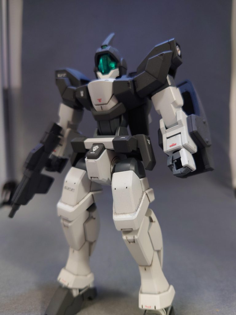 今回のジェノアスⅡ、関節のグレー以外は全て塗装+ガンダムデカールで仕上げてます。
