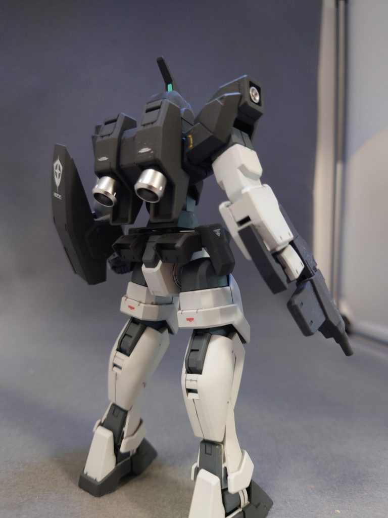 バックショット。背中と肩のバーニアはシルバーで塗装しました。個人的にジェノアスⅡの一番カッコいい部位はバックパックだと思ってます。