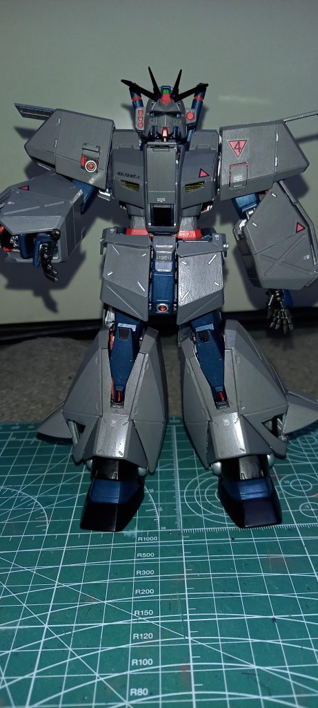 チョバム装着状態でも可動域はそこなわれずにスラスターの所は開口できます