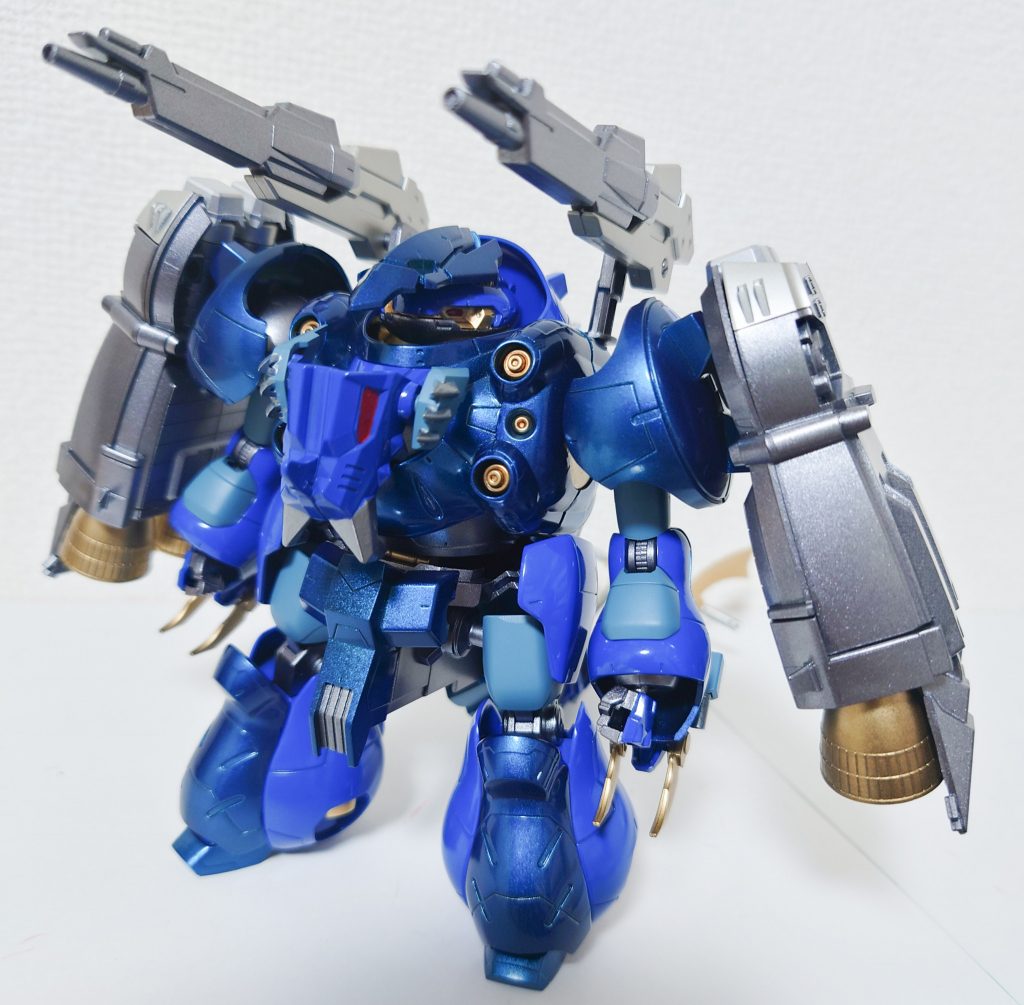 前面武装は、肩のビームキャノンと両肩の巨大スラスター、両腕のファング、尻尾のテイルファンブレードです。