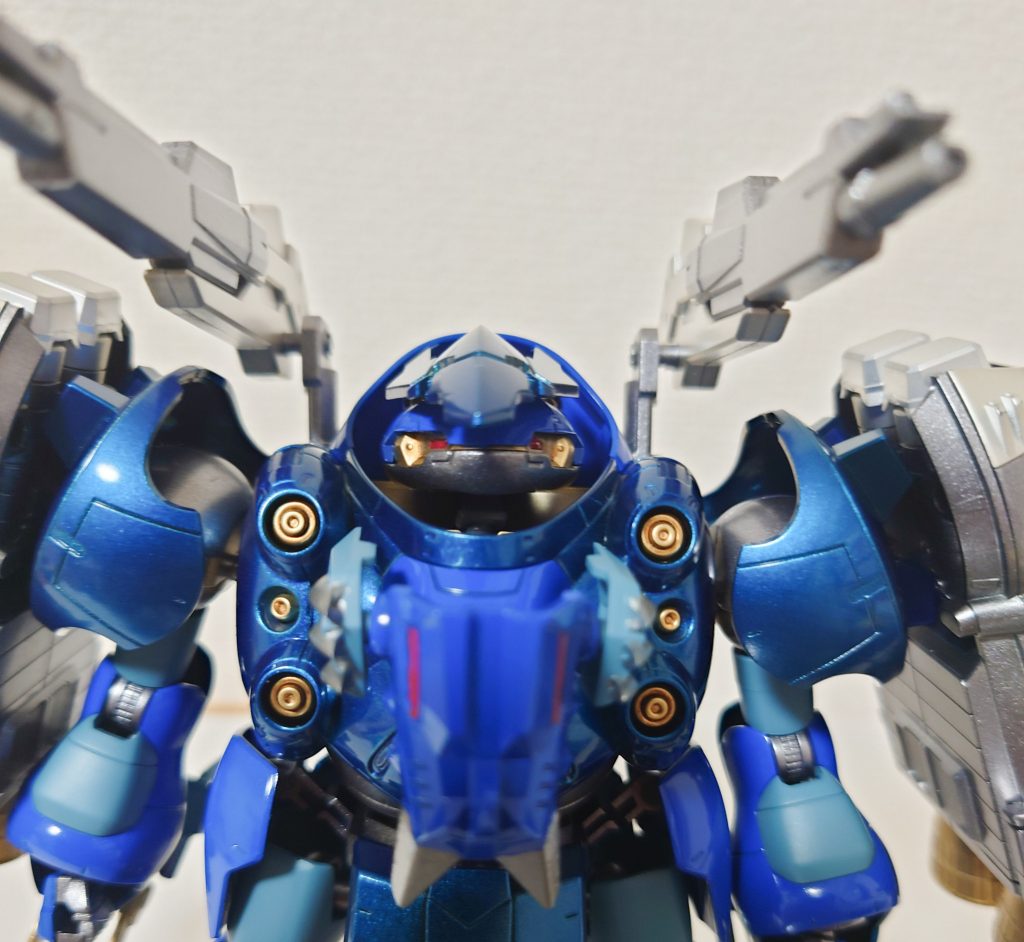 頭部はグシオンのものですが、少しでもグシオンらしさを消そうと工夫しました。