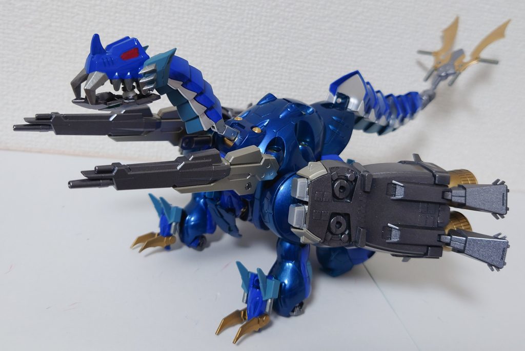 ビースト形態です。海の怪物をイメージしました。両肩の巨大スラスターにより、水中での爆発的な推進力を得ることができます。