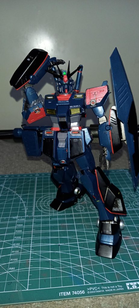 ちょっとポージング変えてビームサーベル抜刀