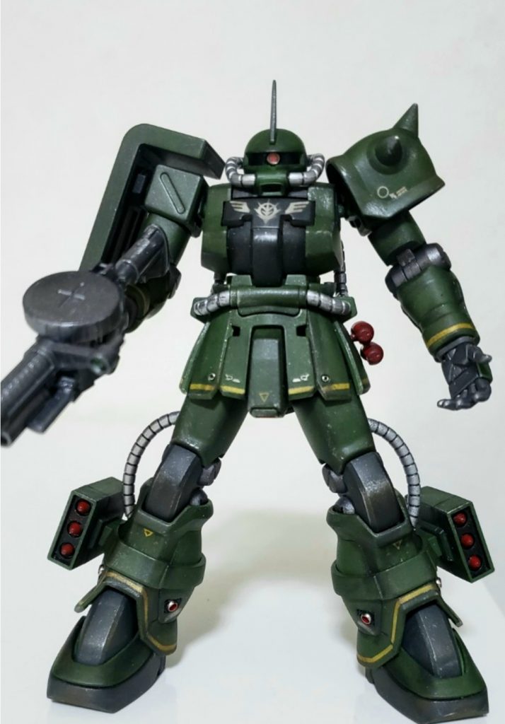 ジオン軍機体をベースに基本色をライトグリーン(ドイツ空軍)+胸部や膝をネイビーブルー(ジオン軍)にカラー変更。手首、スカート、裾部分にマスキングによるイエローラインを入れてみました。