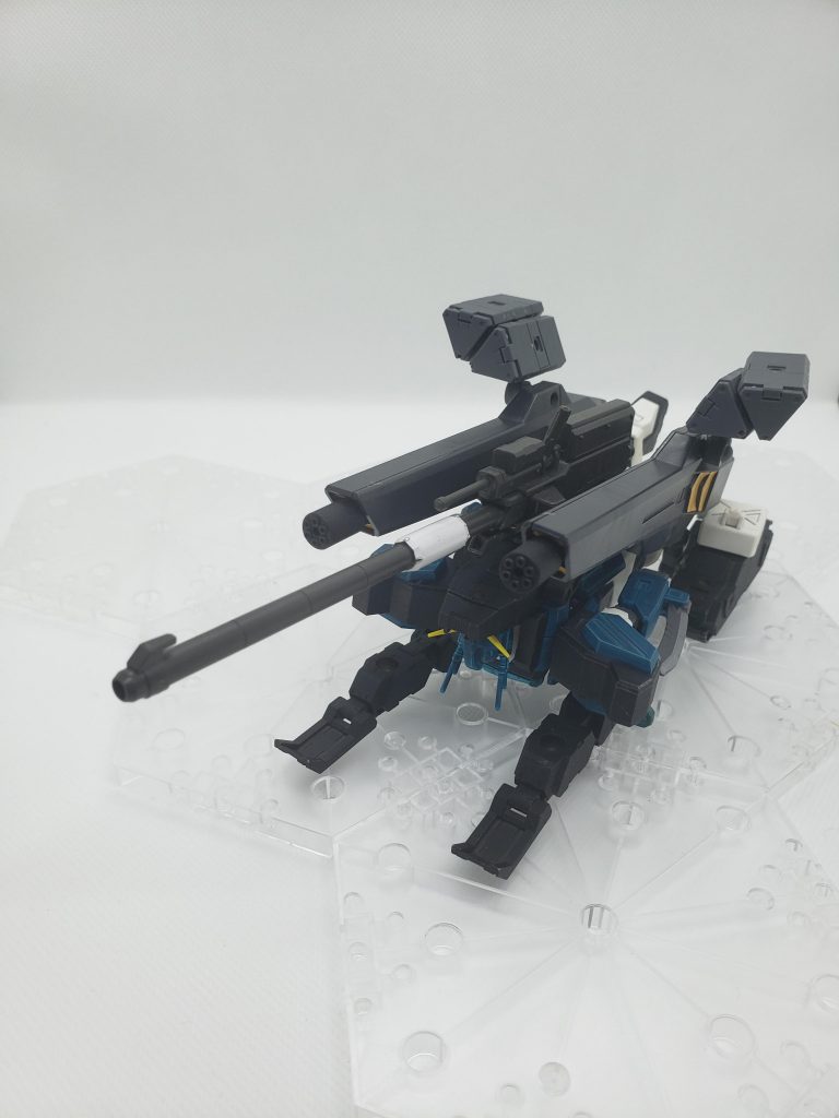 更には機体各所に設けられたキャタピラにより簡易的なタンク形態へと変形可能になり、地上での走破性格段に上がるまた、タンク形態でのみ使用可能な滑腔砲「グングニル」は高い貫通力を誇り、PS装甲にも決定打を与えられるほど