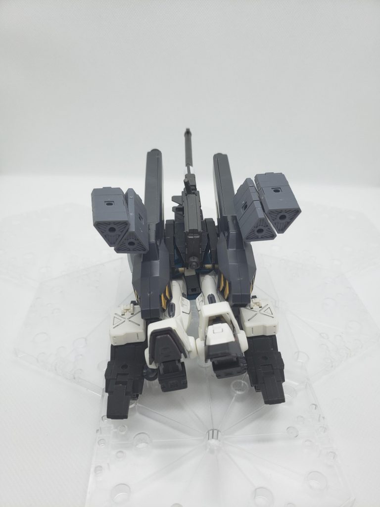 また、機体内部にGNドライヴを搭載しているため、見た目に反して機動力は並みにある。ほとんどを機体重量軽減に粒子を回しているのでビーム兵器を一切使用できない