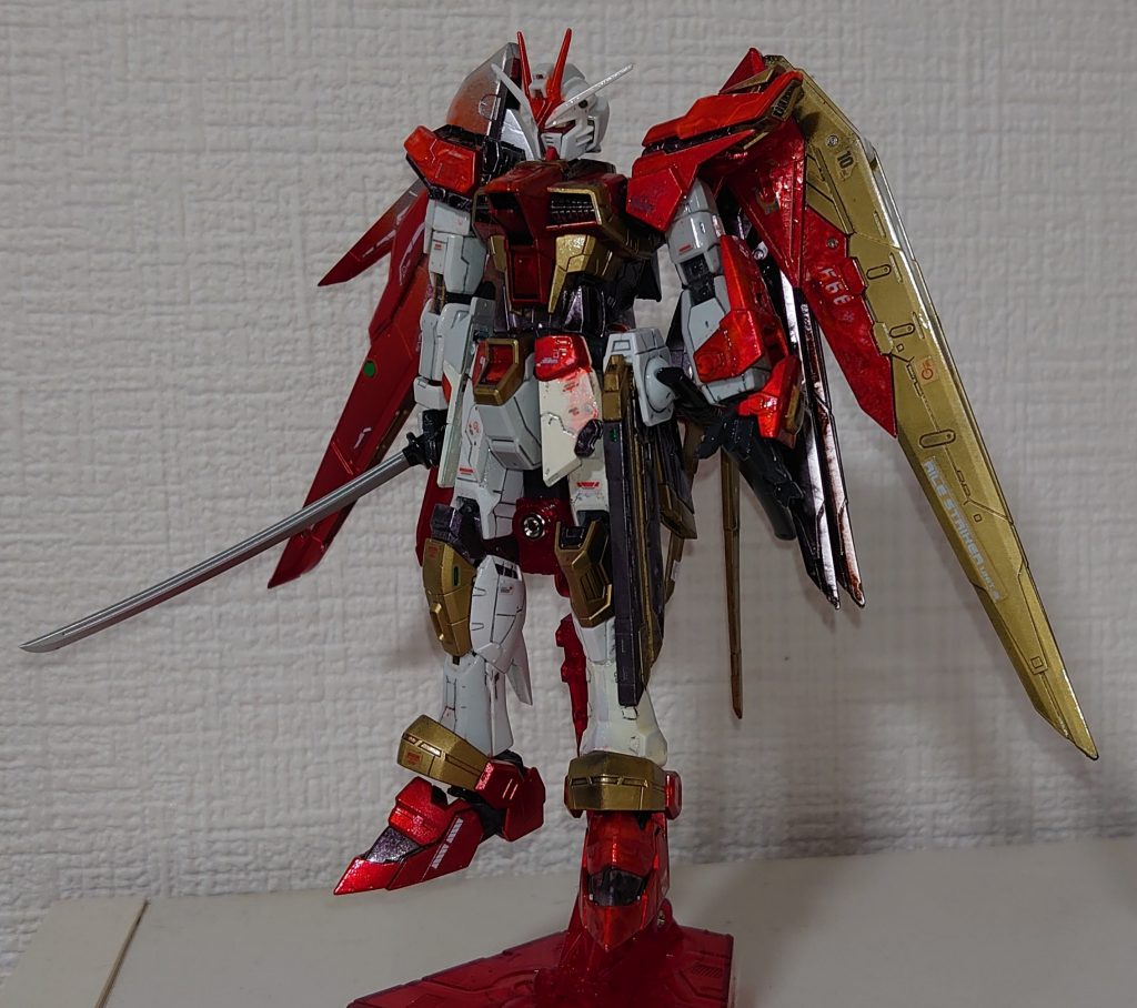 左腕はデスティニー、左肩はストフリ左翼はフリーダム(フリーダムの翼の基部はデスティニーのバックパックとは、まったく違う形状だったので、干渉する部分を切り取り、逆に固定出来ない部分はパテで埋めました)クスフィアスレール砲は左側のみで細長いシルエットにしたかったのでフリーダムとストフリのものを合わせて使っています