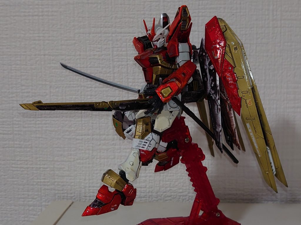 武装日本刀型実体剣「焔-ホムラ-」クスフィアスレール砲１門バラエーナプラズマ収束ビーム砲１門パルマフィオキーナ掌部ビーム砲１門