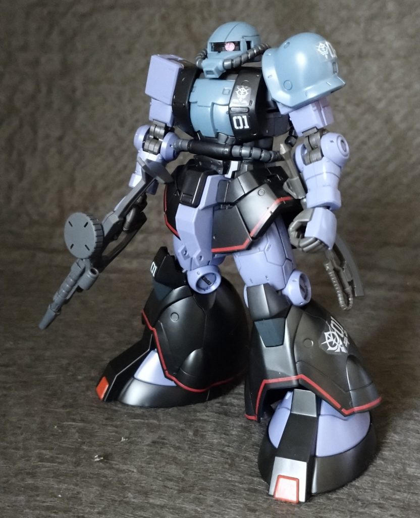 つま先の赤い部分と膝の下半分､モノアイは塗装してます