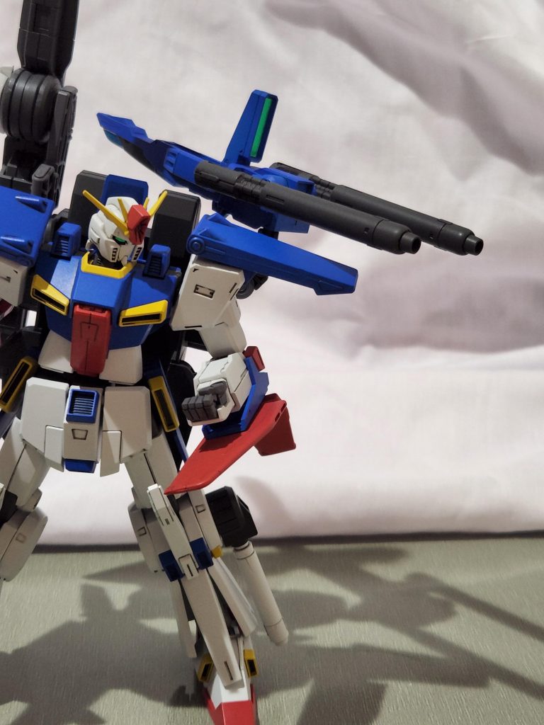 ダブルビームライフルは持ち手の後ろが長いため、ポーズがつけにくいのでランチャーの逆側に付けました。アームとボールジョイントで割と自由に動かせます。ついでにZZをZ顔にしたら面白いか?と思いZZの顔の「へ」の部分を消して赤いアゴを削ってみましたが、あんまり似合わないですね(-_-;)