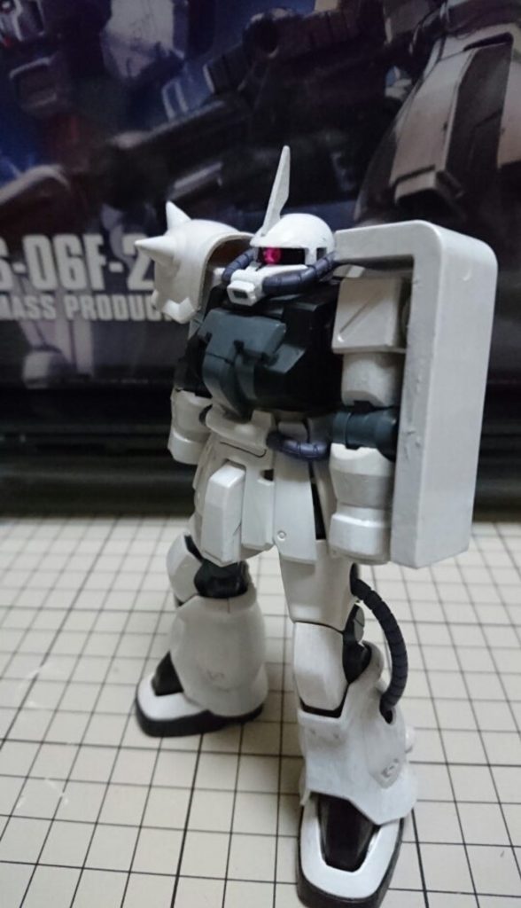 黒と白で寒冷地風に。モノアイ付けるときに毎度迷う。緑やら青にするとかなりオリジナルっぽくなるけど、今回は白に差し色ピンクを装飾。