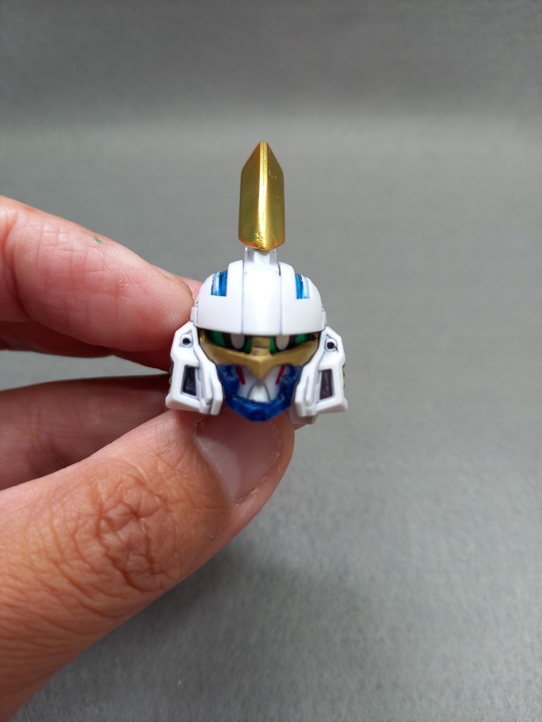 夏侯惇のマスクをピンバイスで穴を開け、瞳と口が出るように加工しています✨