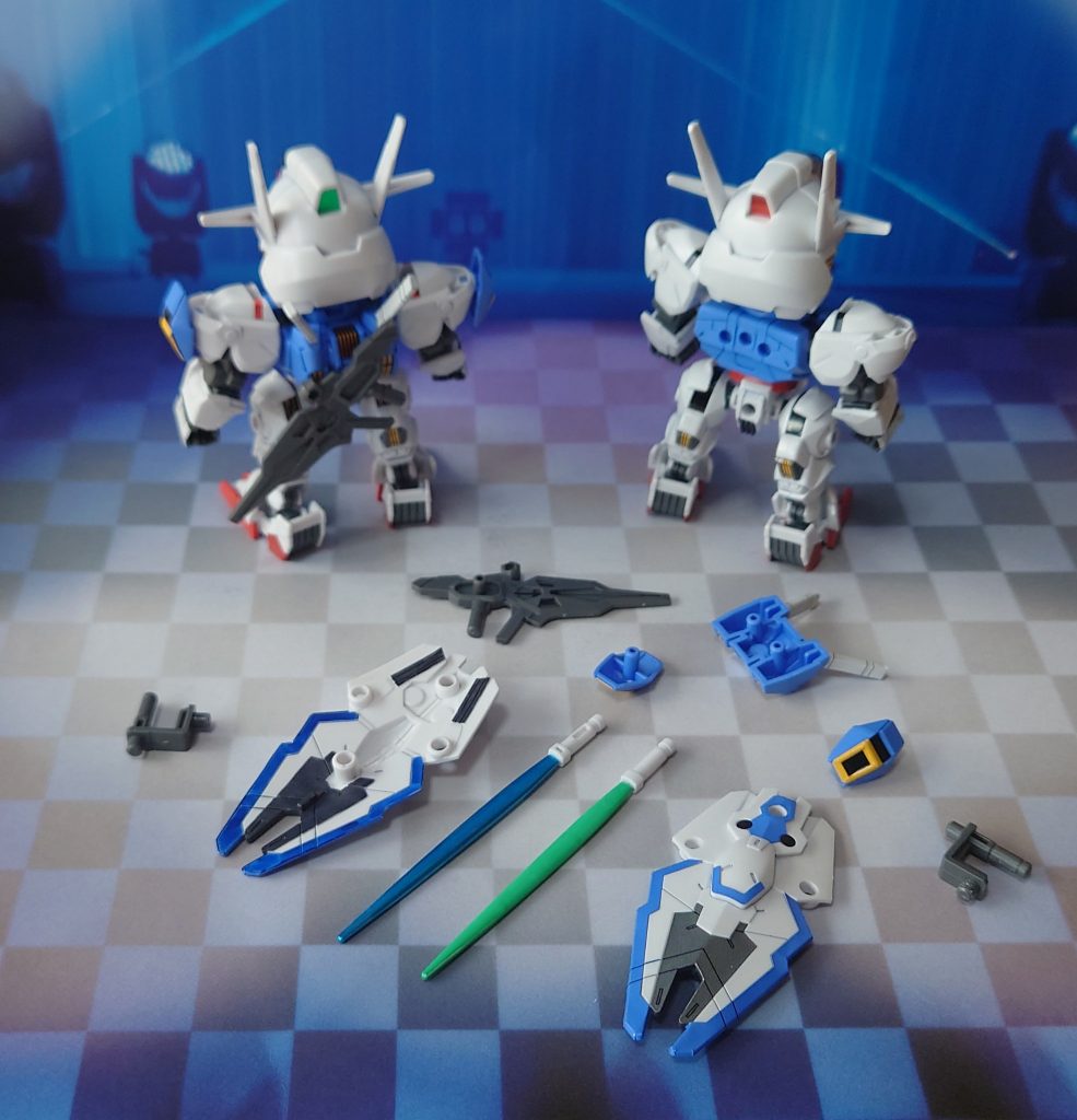 装備一式。サーベル刃も蛍光グリーンとメタリックブルーの2色用意しました。