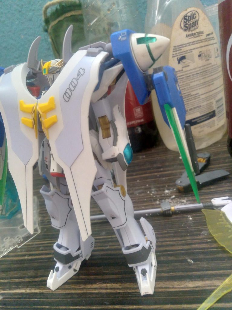 I removed the outer armor pieces of the livelance cloak and added the gn drives and gn blade bits