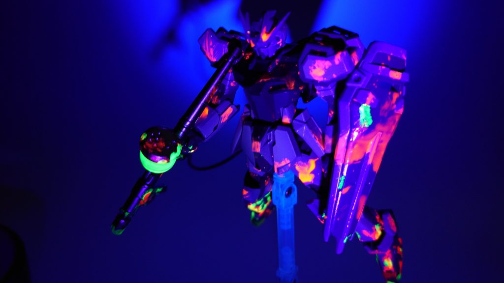 おまけ程度ですが蛍光エナメル塗料を採用してる分、ブラックライト等で光ってくれます