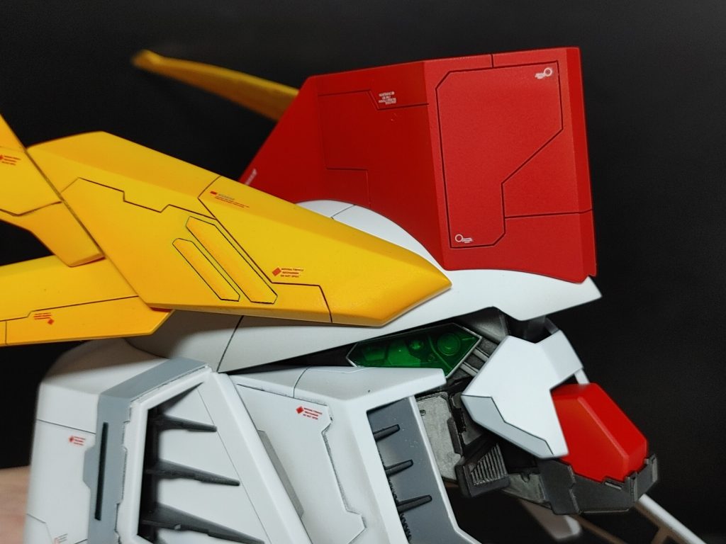 目は透明なプラスチックプレートです。