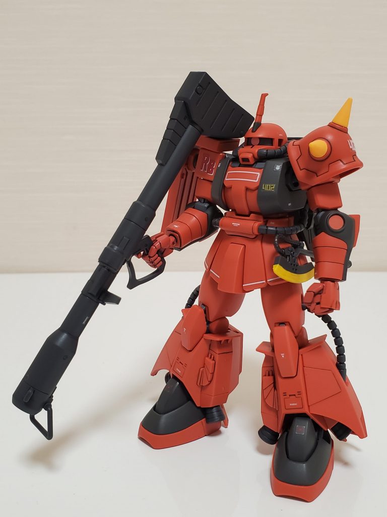 ジャイアントバズ装備で。子供の頃はプラではなく、HCMで遊んでいたのですが、そちらにもジャイアントバズが付いてました。06R系は当時、脚内側のバーニアをよく破損させたのですが、今回も製作中に1回ポッキリと破損させてしまいました。