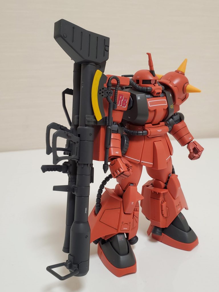 武器全盛り。塗膜が剥げるので多分もうしません…。武器類も塗装したかったのですが、完成させる事を最優先しました。ヒートホークはパイプ部分を黒鉄色で地味に塗りました。