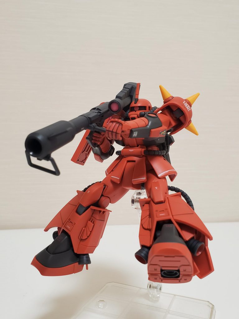 バズを構えたポーズが格好いいです。武器持ち手の角度が独特でザクマシンガンがちょっと持たしづらく感じました。
