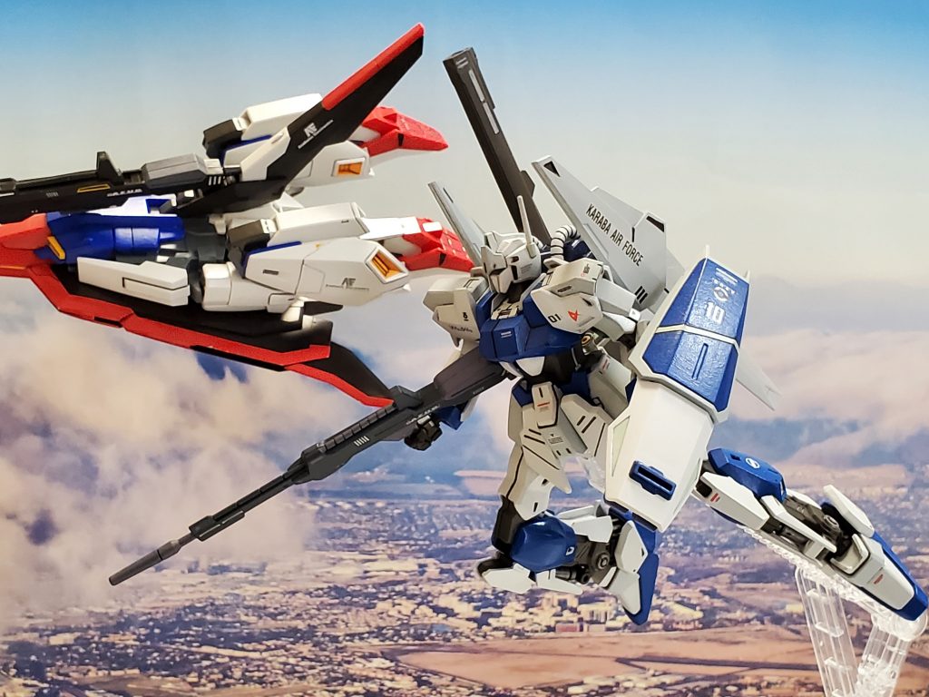 キリマンジャロ制圧に成功したカラバは、議会でクワトロこと、シャア・アズナブルの演説を行うためにダカールへと赴く✈️