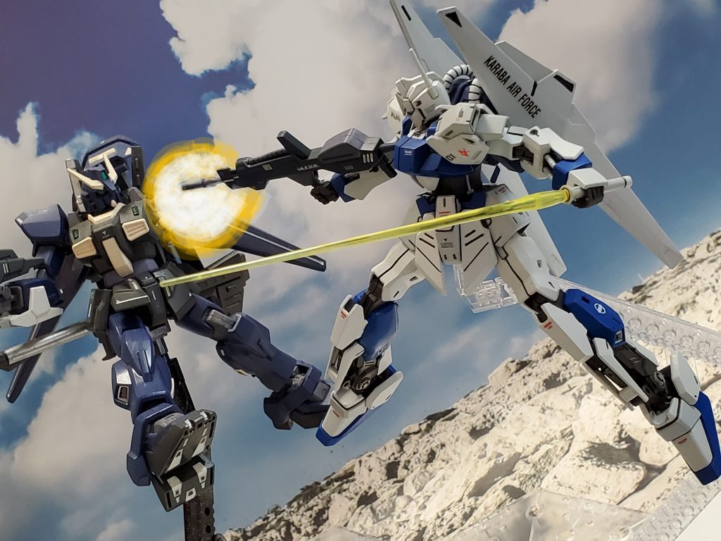 アムロの戦闘センスが勝り、ついに有効打になる一撃が炸裂～💥至近距離でのゼロ距離射撃❗片腕を失った敵は退却～👍️