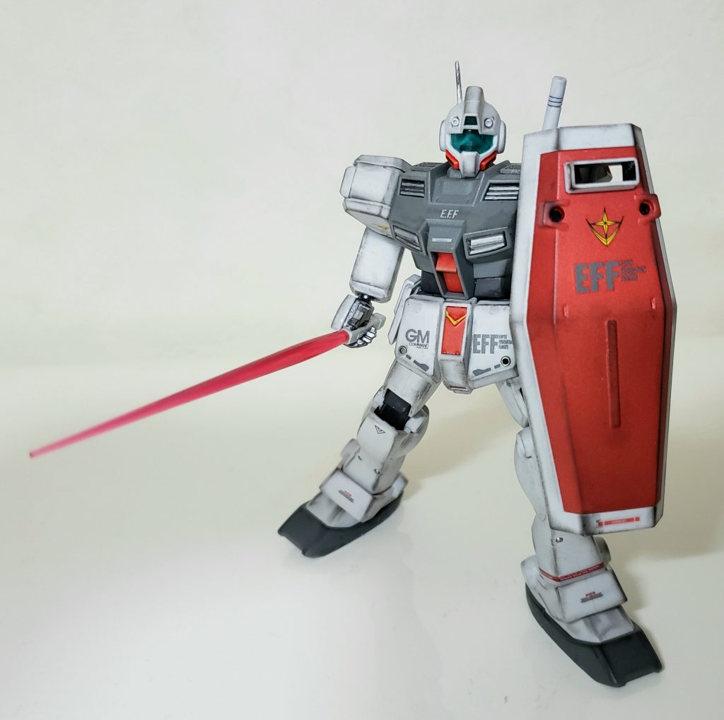 付属のビームサーベル(手首一体型)を塗装するのが面倒だったので、他キットのビーム刃を取り付けてます。