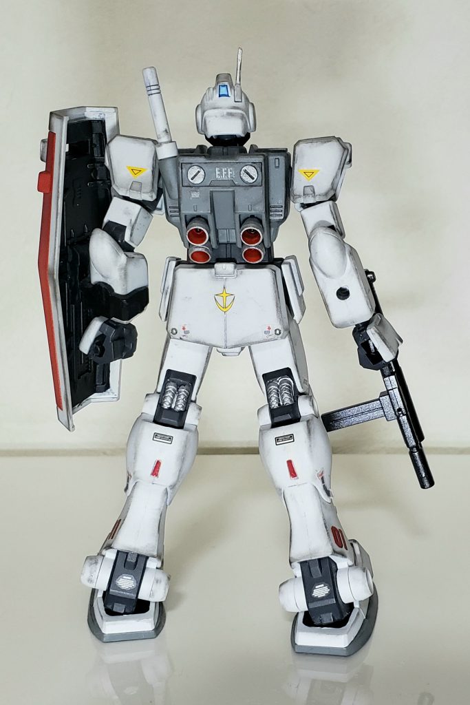 シンプルな後ろ姿。古いキットなので腕や足には合わせ目だらけですね😅