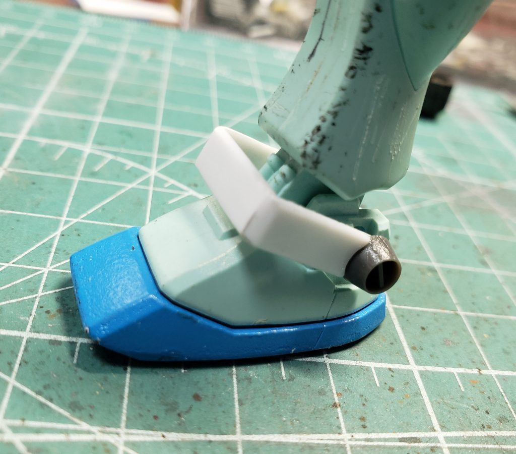 ジャンク品の中にジムの足があったのでこれも使おうと思ったけどアンクルガードが欠品……仕方ないのでプラ板でそれっぽく自作しました。