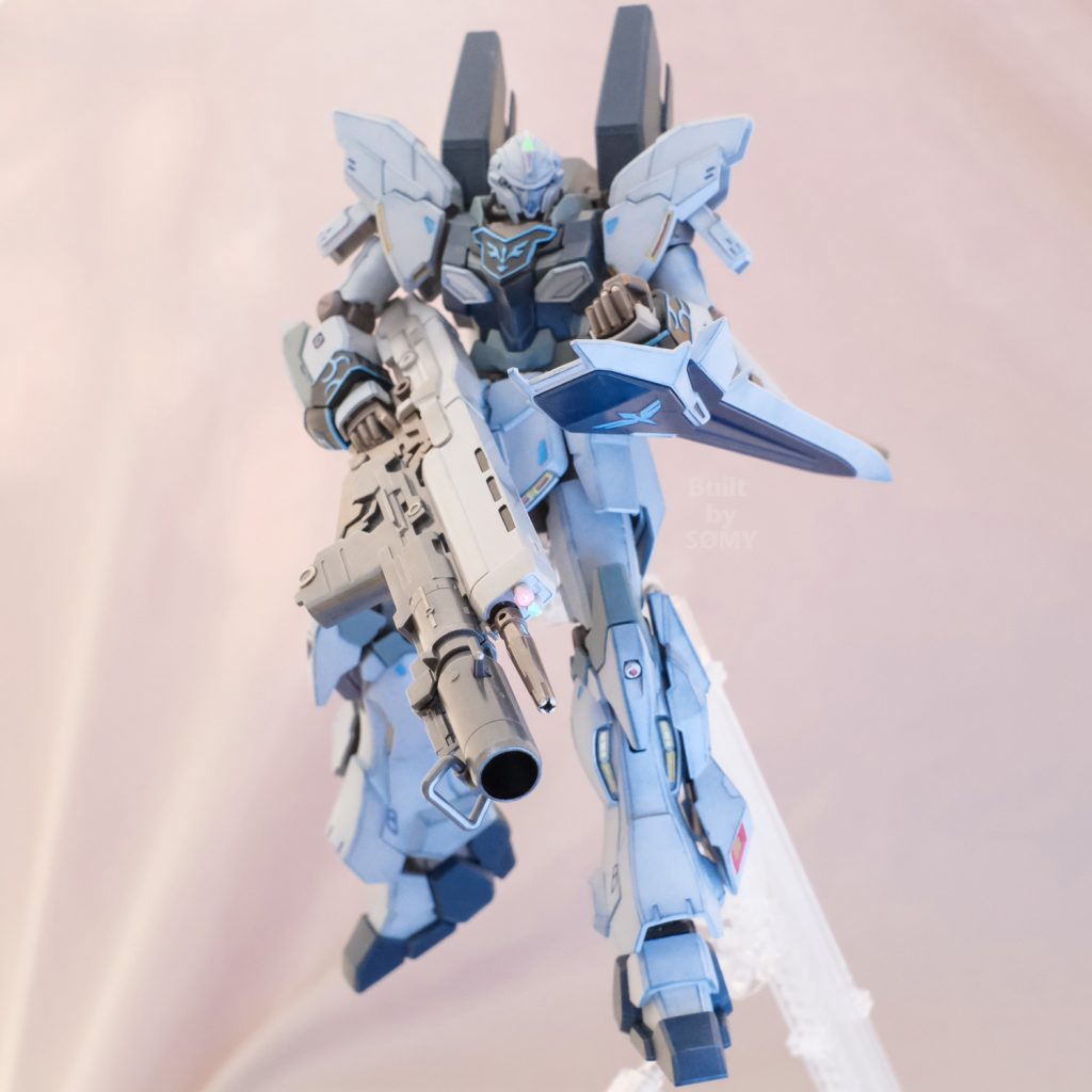 額やライフルのセンサー部にはハイキューパーツさんの「オーロラシール」を。MS本体は艶消し、武器は艶ありで仕上げています。