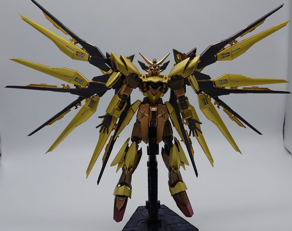 背面の翼はストライクフリーダムの機動兵装ウイングを装備し、更なる攻撃力と機動力を獲得。キュベレイパピヨンに負けない機体を目指したのですが友人から「フェリーニってドラグーン使えそうになくね?」と言われ否定しきれなかった(涙