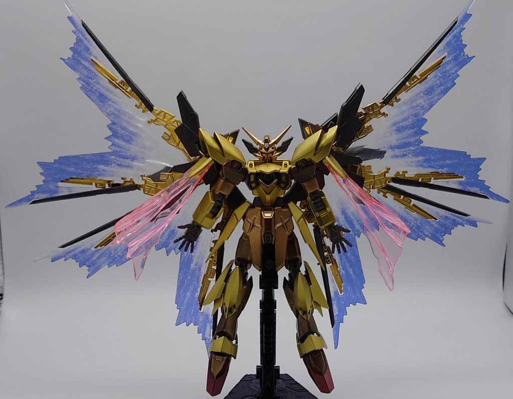 取り合えずドラグーン展開状態、平手は付属してなかったのでビルダーパーツを使用、いい感じです。この機体だと翼から放出しているのは、プラフスキー粒子になるのだろうか。