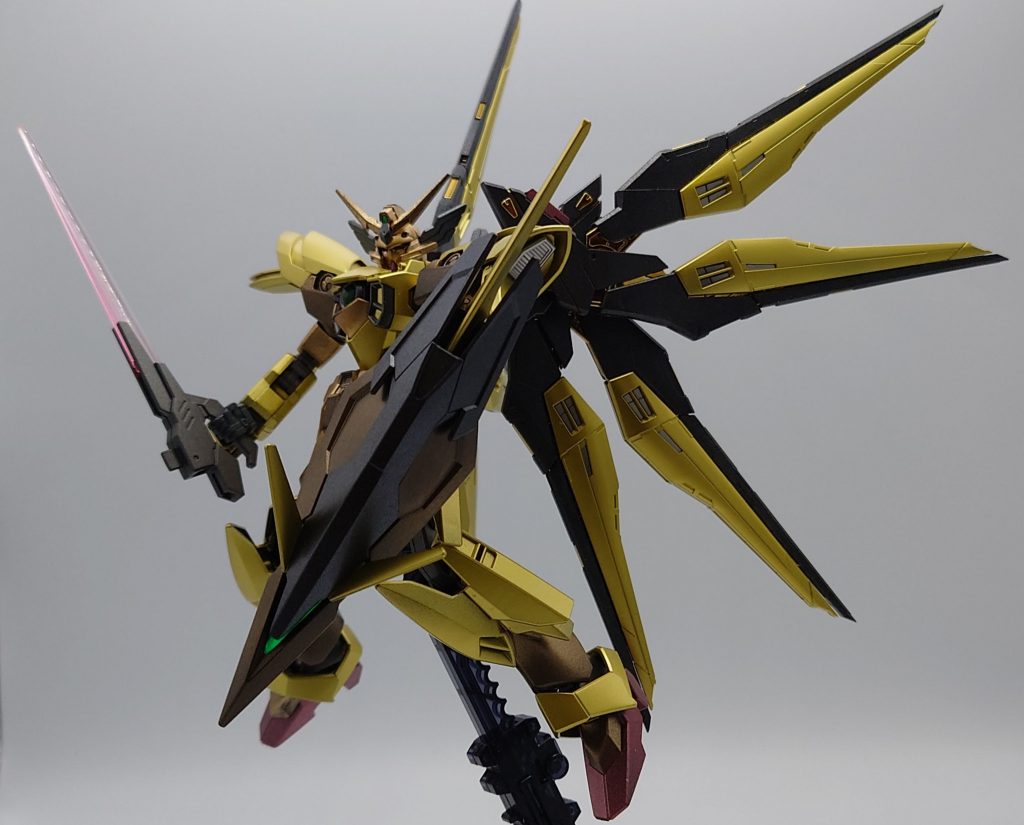 機体名でお察しでしょうが、機体装甲はヤタノカガミをイメージしたゴールド系で塗装しています。