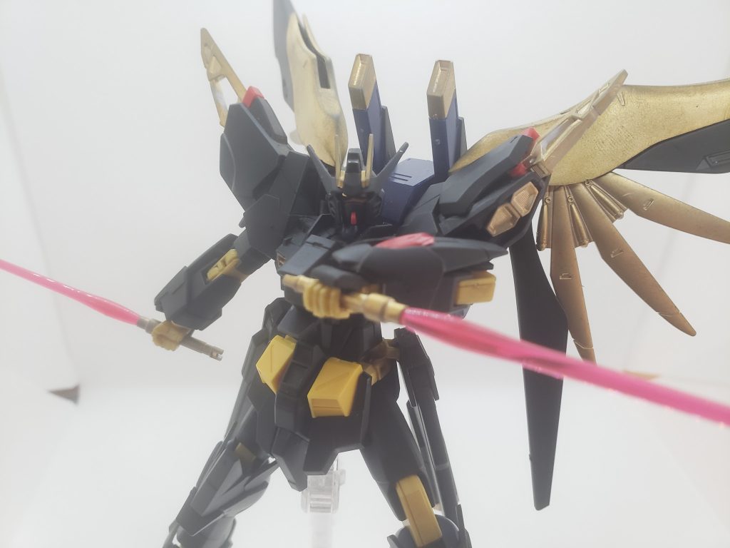 また、闘い方も荒っぽく、狡猾なところも多々あり、カラーリングからも「GBNのヒール」などと言われることもあるがロキ曰く「勝手に英雄扱いして、称賛すらされないんじゃこうもなるさ」と言っているが、真相は謎のまま