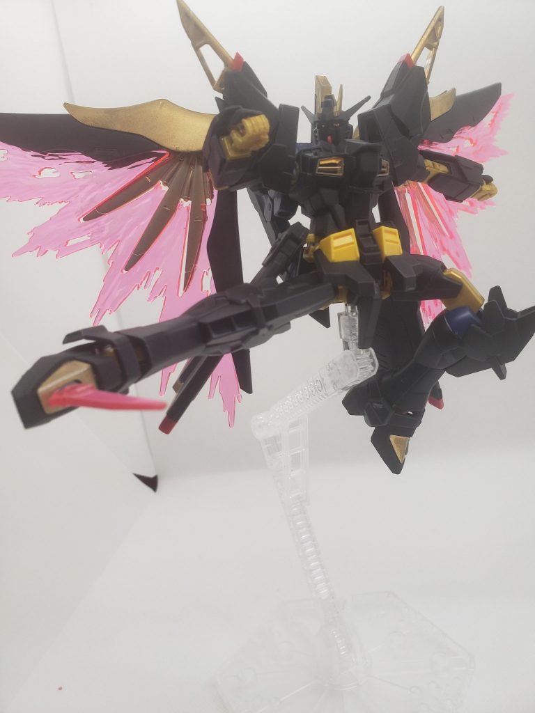 また、ダイバーであるロキが蹴り技を得意とするため、脚部にはビーム発生器が内蔵されているデスティニーの代名詞である「パルマフィオキーナ」も健在だが、普段はカウンターにしか使用しない